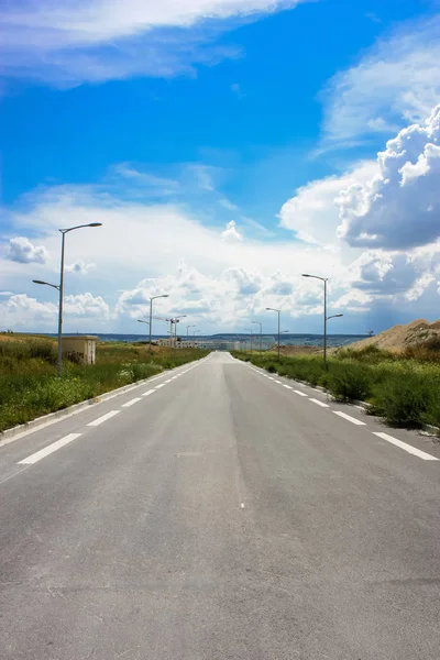 Bir yol ve yatay, Reims Fransa etrafında bir bulutlu gökyüzü görünümü