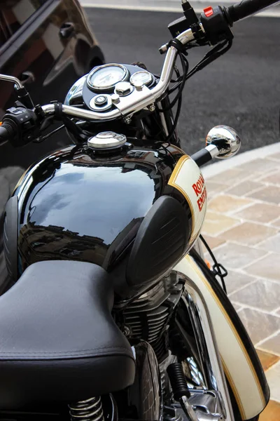 Reims Fransa 03 Temmuz 2018 Royal Enfield motosiklet görünümünü öğleden sonra Reims sokakta park