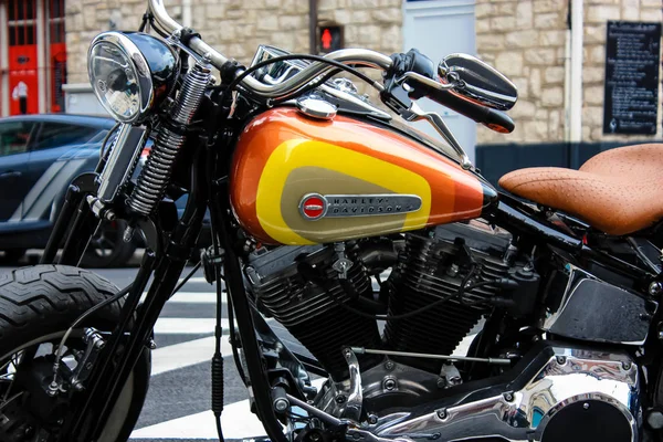 Reims Fransa 03 Temmuz 2018 bir Harley Davidson motosiklet görünümünü öğleden sonra Reims sokakta park