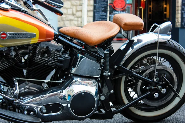 Reims Fransa 03 Temmuz 2018 bir Harley Davidson motosiklet görünümünü öğleden sonra Reims sokakta park