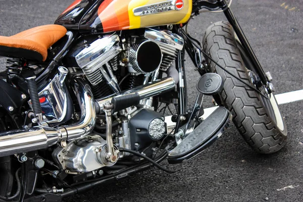 Reims Fransa 03 Temmuz 2018 bir Harley Davidson motosiklet görünümünü öğleden sonra Reims sokakta park