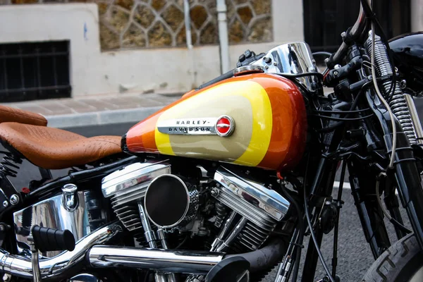 Reims Fransa 03 Temmuz 2018 bir Harley Davidson motosiklet görünümünü öğleden sonra Reims sokakta park
