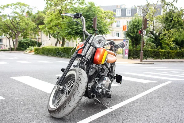 Reims Fransa 03 Temmuz 2018 bir Harley Davidson motosiklet görünümünü öğleden sonra Reims sokakta park