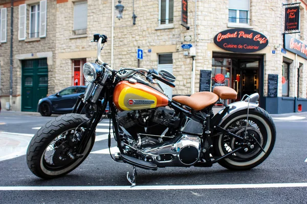 Reims Fransa 03 Temmuz 2018 bir Harley Davidson motosiklet görünümünü öğleden sonra Reims sokakta park