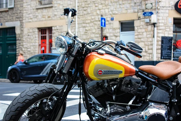 Reims Fransa 03 Temmuz 2018 bir Harley Davidson motosiklet görünümünü öğleden sonra Reims sokakta park