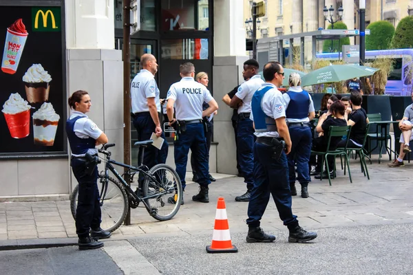 Reims Francia Julio 2018 Vista Policía Francés Parado Calle Reims —  Fotos de Stock