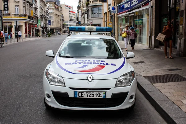 Reims Fransa 03 Temmuz 2018 görünümünü bir Fransız polis arabası park Reims sokakta öğleden sonra