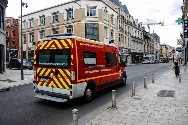Reims Fransa 03 Temmuz 2018 Reims sokak öğleden sonra bir Fransız yangın kamyon görünümünü