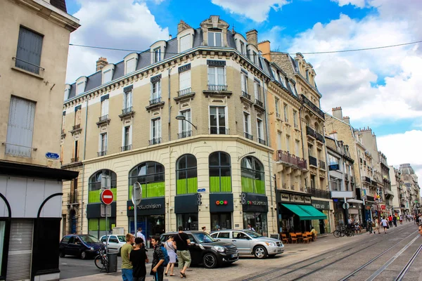 Reims Fransa 03 Temmuz 2018 öğleden sonra Reims şehir merkezi sokak köşesinde geleneksel ve tarihi binanın görünümü