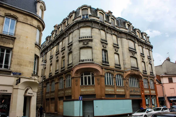 Reims Fransa 03 Temmuz 2018 öğleden sonra Reims şehir merkezi sokak köşesinde geleneksel ve tarihi binanın görünümü