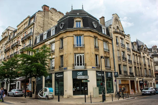 Reims Fransa 03 Temmuz 2018 öğleden sonra Reims şehir merkezi sokak köşesinde geleneksel ve tarihi binanın görünümü