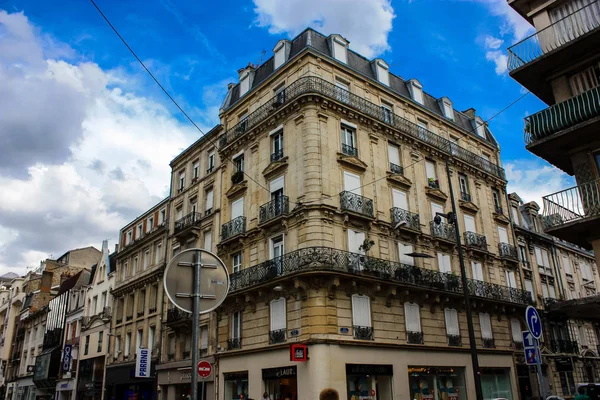 Reims Fransa 03 Temmuz 2018 öğleden sonra Reims şehir merkezi sokak köşesinde geleneksel ve tarihi binanın görünümü