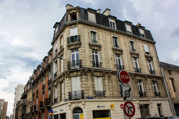 Reims Fransa 03 Temmuz 2018 öğleden sonra Reims şehir merkezi sokak köşesinde geleneksel ve tarihi binanın görünümü
