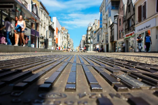 Reims Fransa 02 Temmuz 2018 konut, Fransa'da Reims şehir sabah sokaklarında görünümünü