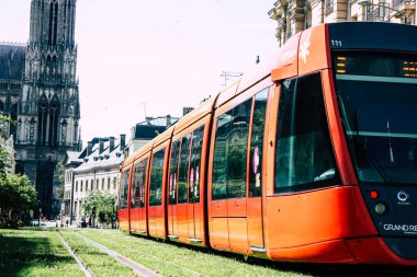 Reims Fransa 02 Temmuz 2018 tramvay ve tramvay Fransa Reims şehir sabah görünümü