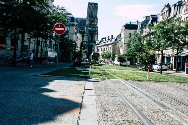 兰斯法国2018年7月02日在法国的兰斯城市电车的看法上午 — 图库照片