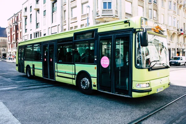 Reims Fransa 02 Temmuz 2018 toplu taşıma otobüs Fransa Reims şehir sabah görünümünü