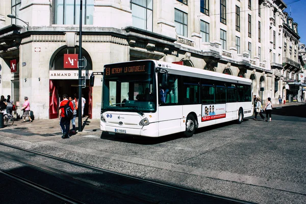 Reims Fransa 02 Temmuz 2018 toplu taşıma otobüs Fransa Reims şehir sabah görünümünü