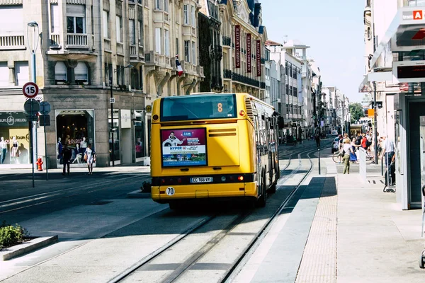 ランス フランス 2018 日午前中にフランスのランスの市内の公共交通機関バスのビュー — ストック写真