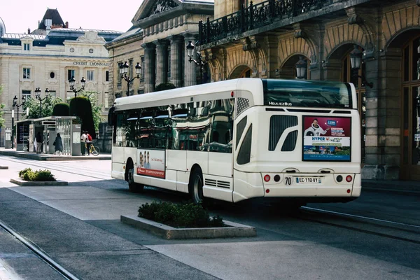 Reims Fransa 02 Temmuz 2018 toplu taşıma otobüs Fransa Reims şehir sabah görünümünü