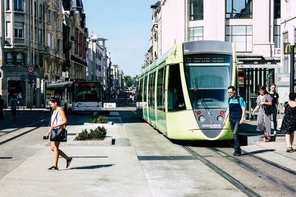 Reims Fransa 02 Temmuz 2018 tramvay ve tramvay Fransa Reims şehir sabah görünümü