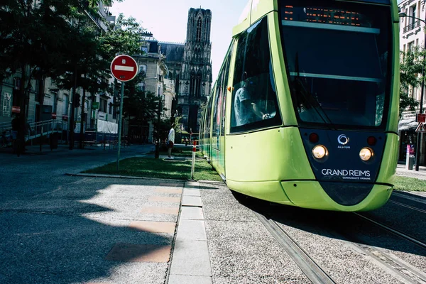 Reims Fransa 02 Temmuz 2018 tramvay ve tramvay Fransa Reims şehir sabah görünümü