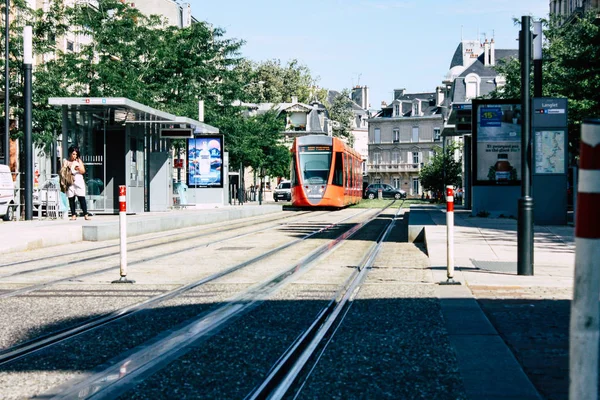 兰斯法国2018年7月02日在法国兰斯市的电车和电车的看法在早晨 — 图库照片