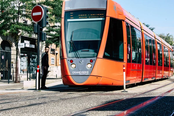 Reims Fransa 02 Temmuz 2018 tramvay ve tramvay Fransa Reims şehir sabah görünümü