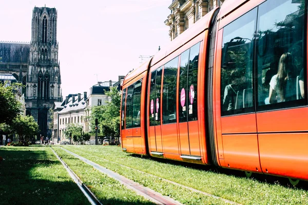 Reims Fransa 02 Temmuz 2018 tramvay ve tramvay Fransa Reims şehir sabah görünümü