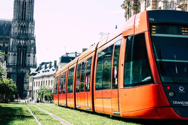 Reims Fransa 02 Temmuz 2018 tramvay ve tramvay Fransa Reims şehir sabah görünümü