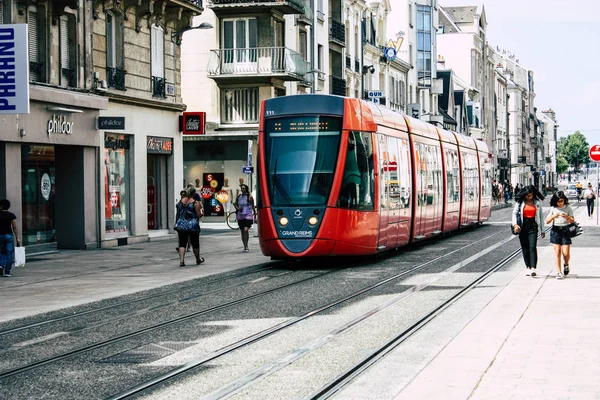 Reims Fransa 02 Temmuz 2018 tramvay ve tramvay Fransa Reims şehir sabah görünümü
