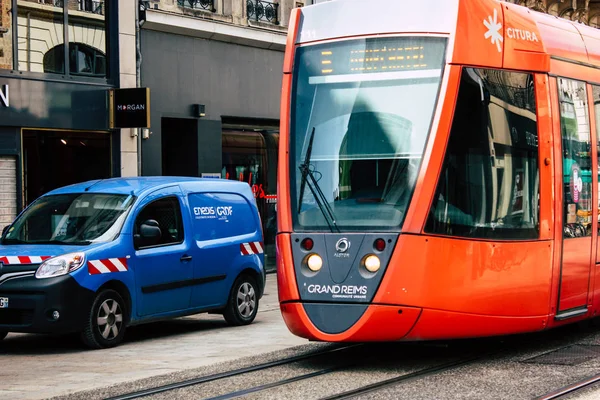 Reims Fransa 02 Temmuz 2018 tramvay ve tramvay Fransa Reims şehir sabah görünümü