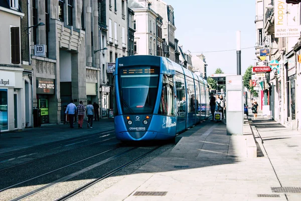 Reims Fransa 02 Temmuz 2018 tramvay ve tramvay Fransa Reims şehir sabah görünümü