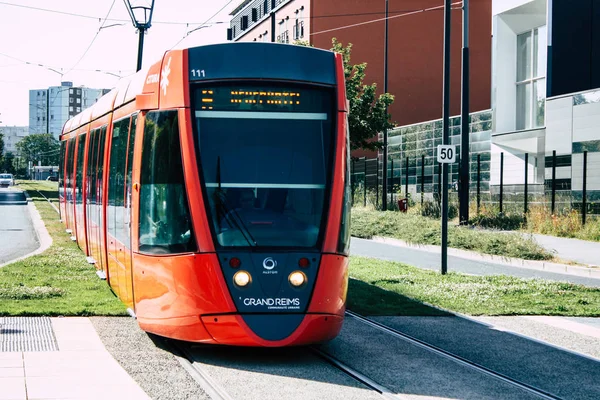 Reims Fransa 02 Temmuz 2018 tramvay ve tramvay Fransa Reims şehir sabah görünümü