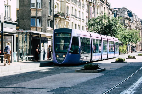 Reims Fransa 02 Temmuz 2018 tramvay ve tramvay Fransa Reims şehir sabah görünümü