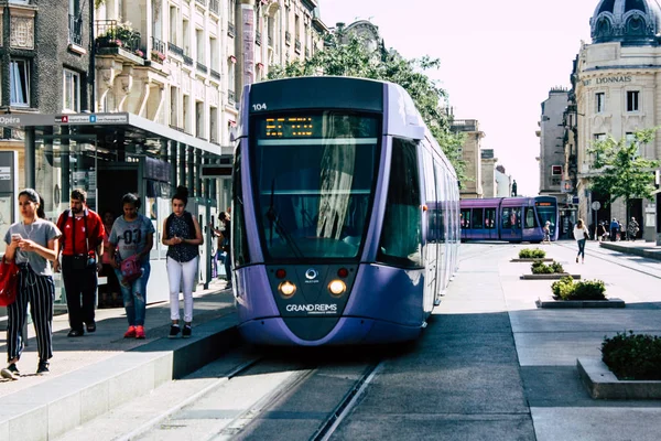 Reims Fransa 02 Temmuz 2018 tramvay ve tramvay Fransa Reims şehir sabah görünümü
