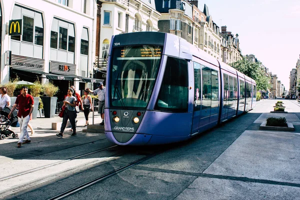 Reims Fransa 02 Temmuz 2018 tramvay ve tramvay Fransa Reims şehir sabah görünümü