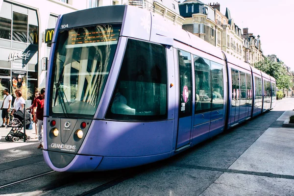 Reims Fransa 02 Temmuz 2018 tramvay ve tramvay Fransa Reims şehir sabah görünümü