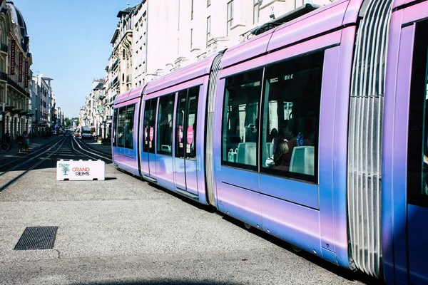 Reims Fransa 02 Temmuz 2018 tramvay ve tramvay Fransa Reims şehir sabah görünümü