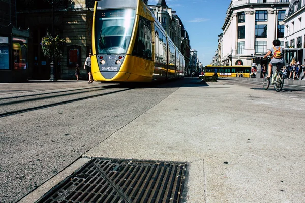 Reims Fransa 02 Temmuz 2018 tramvay ve tramvay Fransa Reims şehir sabah görünümü