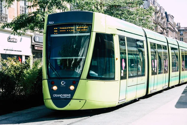 Reims Fransa 02 Temmuz 2018 tramvay ve tramvay Fransa Reims şehir sabah görünümü