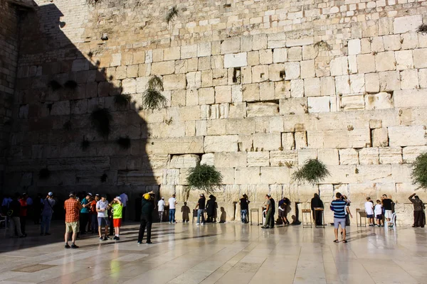 Kudüs İsrail 20 Haziran 2018 görüntülemek bilinmeyenli insanlar dua eden önü Western Wall Eski Kudüs şehri akşam