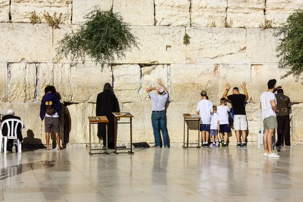 Kudüs İsrail 20 Haziran 2018 görüntülemek bilinmeyenli insanlar dua eden önü Western Wall Eski Kudüs şehri akşam