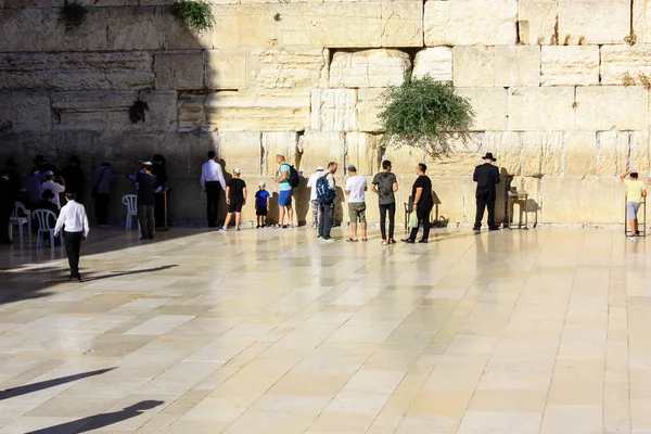 Kudüs İsrail 20 Haziran 2018 görüntülemek bilinmeyenli insanlar dua eden önü Western Wall Eski Kudüs şehri akşam