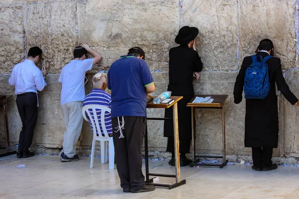 Kudüs İsrail 20 Haziran 2018 görüntülemek bilinmeyenli insanlar dua eden önü Western Wall Eski Kudüs şehri akşam