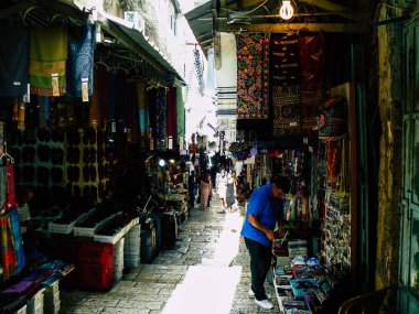 Kudüs Israil 07 Haziran 2018 Kudüs 'ün eski kentinin çarşısında yürüyen bilinmeyen insanların görünümü