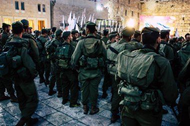 Kudüs İsrail 07 Haziran 2018 akşam Kudüs'ün eski şehri Western Wall meydanında bir ordu töreni katılan askerlerin görünüm