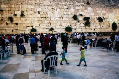 Kudüs İsrail 22 Haziran 2018 görüntülemek bilinmeyenli insanlar dua eden önü Western Wall, Kudüs'ün eski şehri akşam