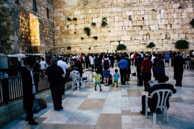 Kudüs İsrail 22 Haziran 2018 görüntülemek bilinmeyenli insanlar dua eden önü Western Wall, Kudüs'ün eski şehri akşam