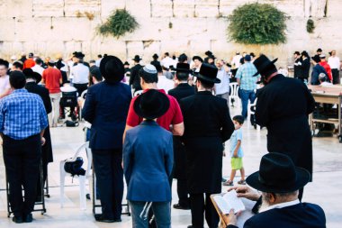 Kudüs İsrail 22 Haziran 2018 görüntülemek bilinmeyenli insanlar dua eden önü Western Wall, Kudüs'ün eski şehri akşam